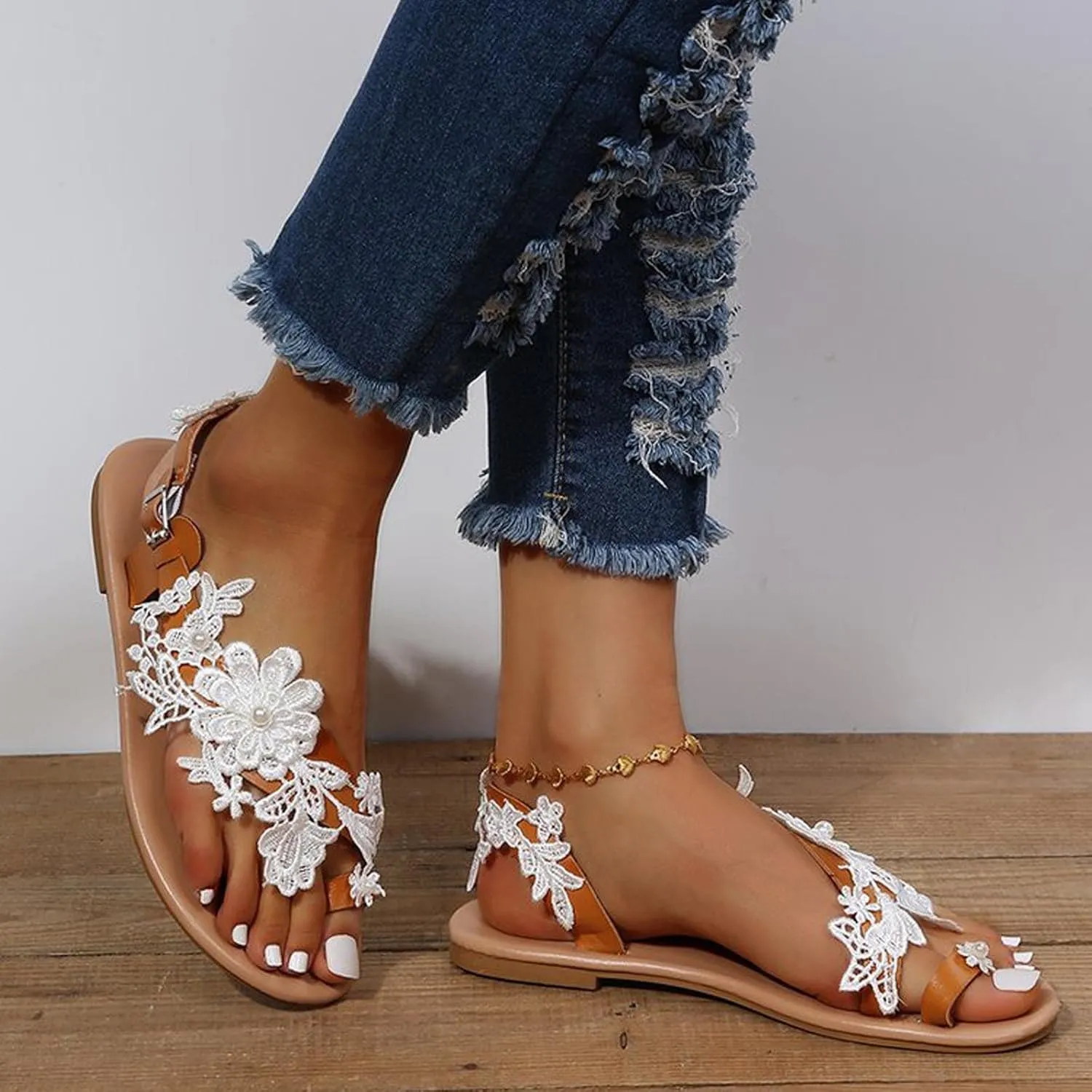 oiangi Summer Women Strappy Flat Sandals 2023 Fashion Pearl Lace Flower Straps Buckle Slipper Comfortable Clip Toe Flip Flops Ladies Cute Beach Shoes